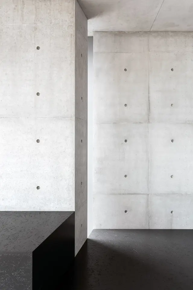 Detail Sichtbetonwand © Nikolay Kazakov Versetzte Sichtbetonwand mit Ankerlöchern