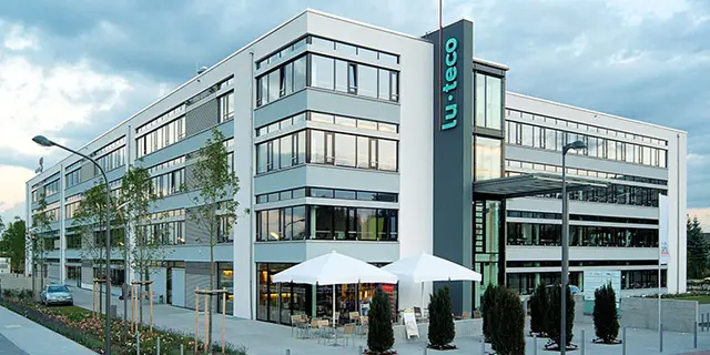 weisenburger-Gewerbebau-lu-teco Dienstleistungsgebaeude der lu teco mit vielen Fenstern bei Tageslicht