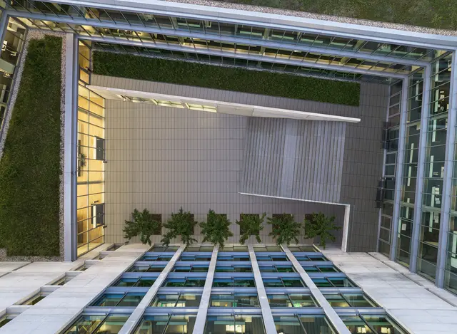 weisenburger Zentrale Innenhof © HGEsch Innenhofansicht des weisenburger Bürogebäudes mit begrünten Dächern und Bäumen