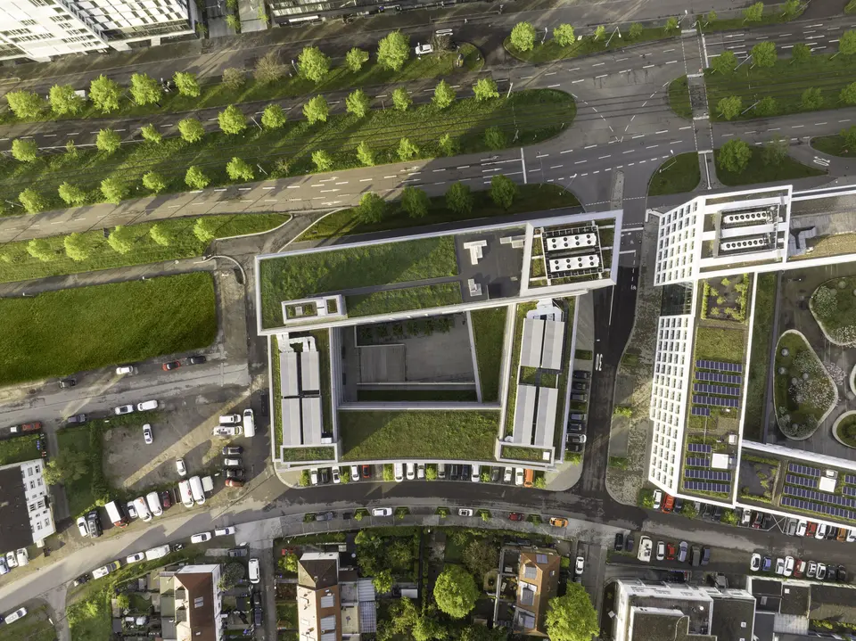 Drohnenaufnahme der weisenburger Zentrale von oben © HGEsch Drohnenaufnahme der weisenburger Zentrale von oben nach unten geneigt auf das grüne Dach und die Solarzellen