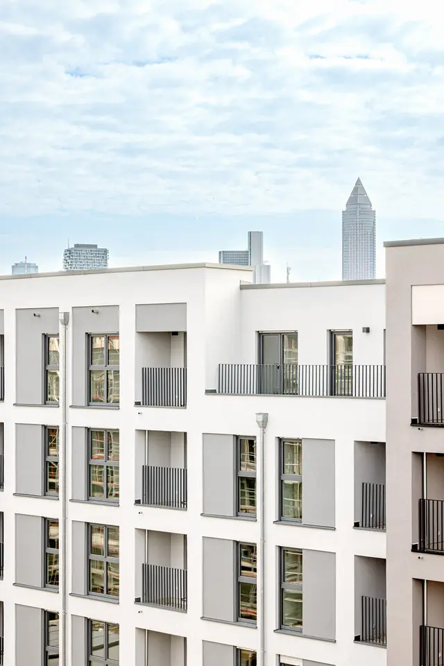 weisenburger-Gruppe: Wohngebäude in Frankfurt Aussenansicht eines modernen Wohngebäudes der weisenburger-Gruppe in Frankfurt mit Blick auf die Skyline.