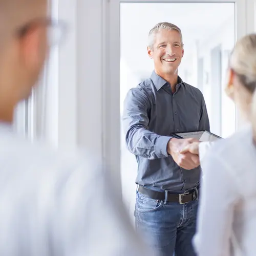 Kundenberater bei weisenburger Kundenberater mit Kunden bei Hausbesichtigung