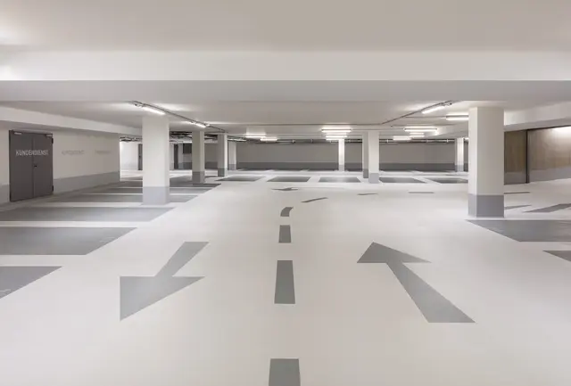 weiseburger Tiefgarage mit Wegweisung © HGEsch Helle moderne weiseburger Tiefgarage mit Pfeilen und Parkplätzen