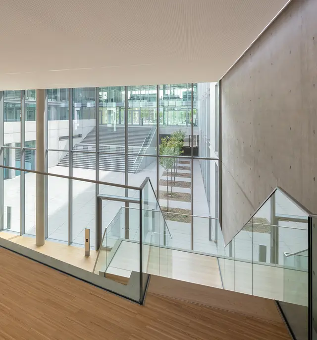 Blick von der Empore in den Innenhof © HGEsch Blick von der Empore im ersten Stock durch die Glasfassade in den Innenhof.