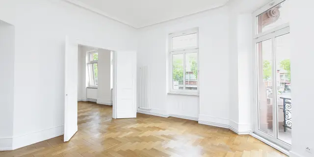 Wohnungsrenovierung von sanierungsprofi Innenraum eines älteren Gebäudes wird von sanierungsprofi renoviert und modernisiert