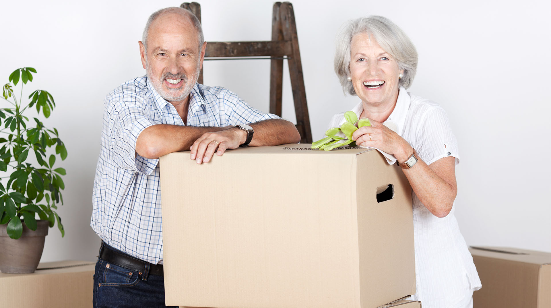 Seniorenpaar beim Umzug mit weisenburger (contrastwerkstatt) Glückliches Seniorenpaar zieht in ein weisenburger-Neubau ein