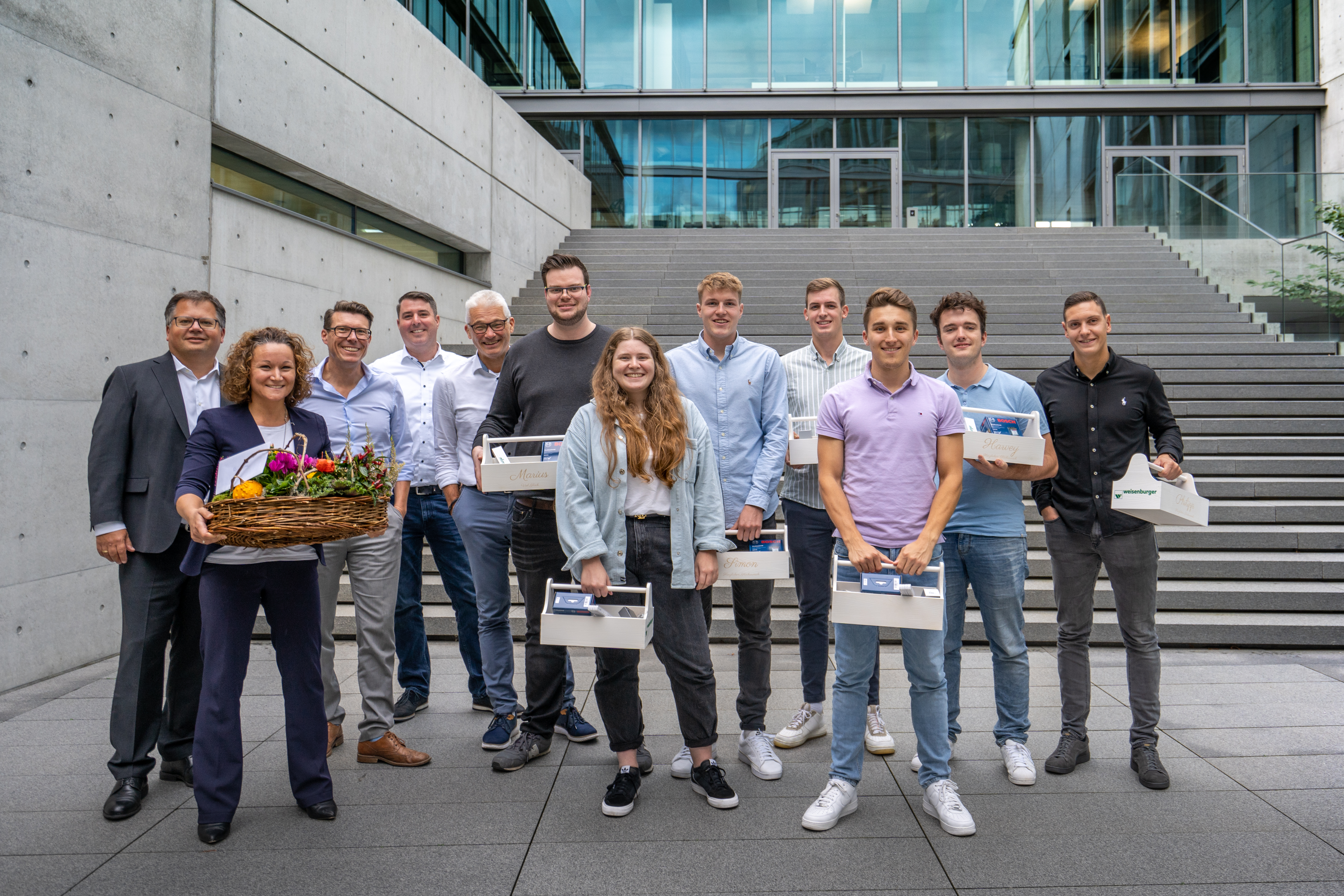 Gruppenbild von sieben Absolventen und Absolventinnen des dualen Studiums bei weisenburger