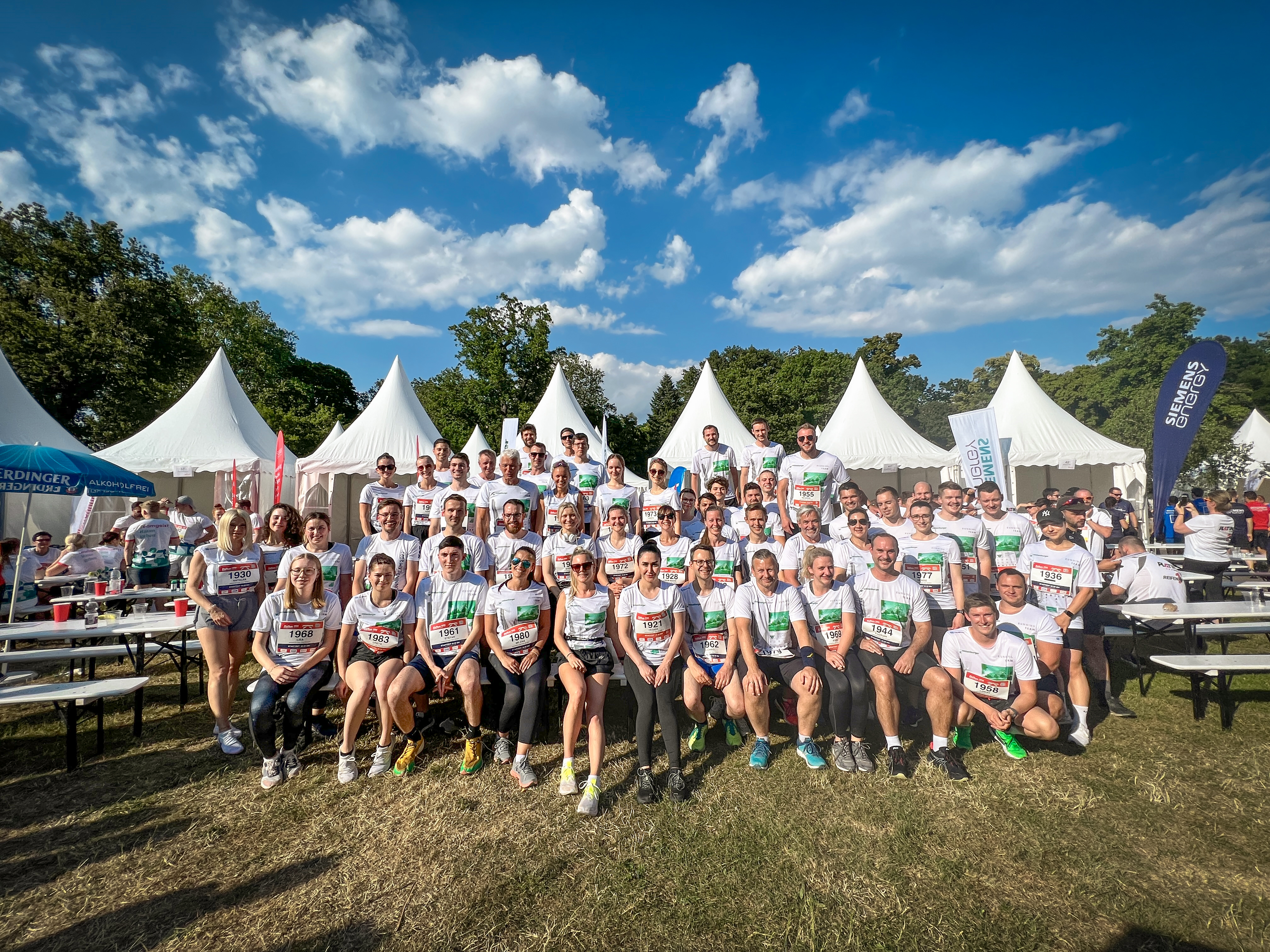 Gruppenfoto von weisenburger Mitarbeitern welche bein B2Run mitgemacht haben